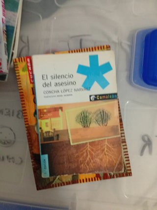6 libros 2 en valenciano 1 manga y 4 en español