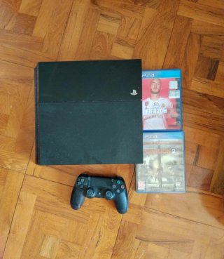 PS4 (PlayStation 4) con 2 giochi