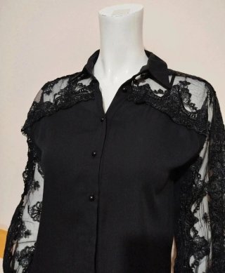 Camicia nera con maniche in pizzo
