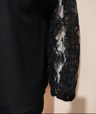 Camicia nera con maniche in pizzo