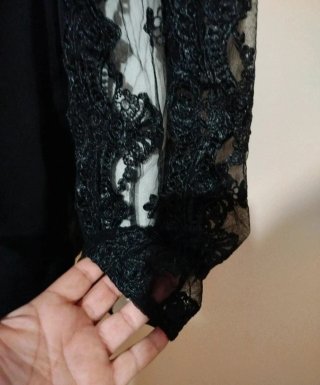 Camicia nera con maniche in pizzo