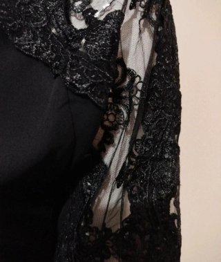 Camicia nera con maniche in pizzo