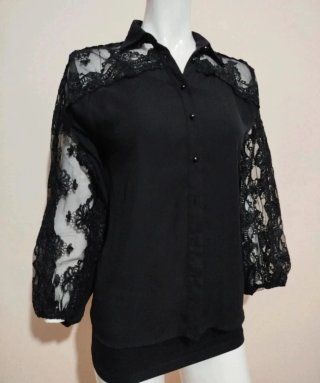 Camicia nera con maniche in pizzo