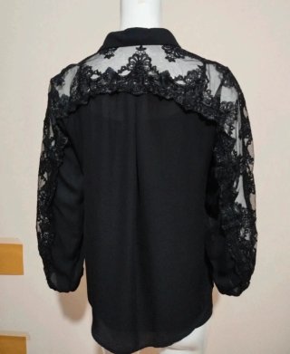 Camicia nera con maniche in pizzo