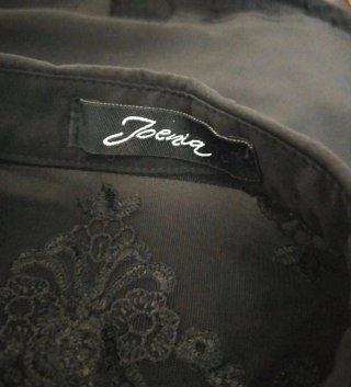 Camicia nera con maniche in pizzo