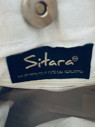Bolso elegante con asa rígida metálica