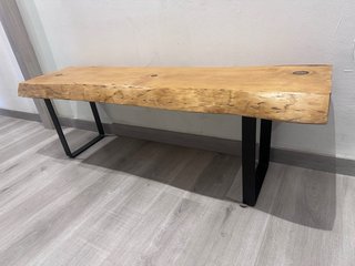 Banco y estantería de madera para entrada