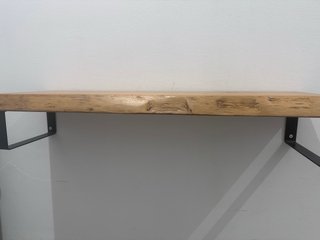 Banco y estantería de madera para entrada