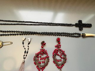 Lote bisutería: collares, pendientes y broche