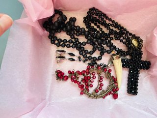 Lote bisutería: collares, pendientes y broche