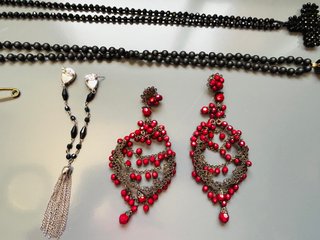 Lote bisutería: collares, pendientes y broche