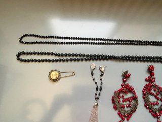 Lote bisutería: collares, pendientes y broche