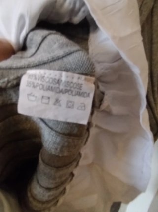 Jersey gris con camisa blanca