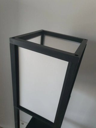 Lampada da terra con mensole