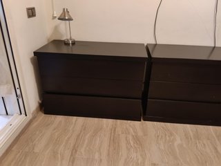 Cómoda de madera oscura