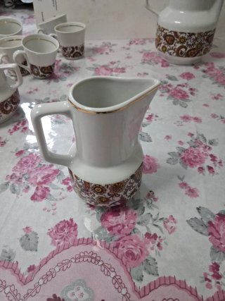 Juego de té de porcelana blanco y dorado