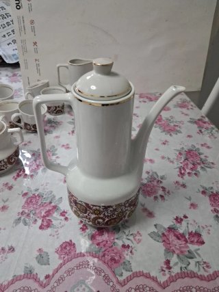 Juego de té de porcelana blanco y dorado