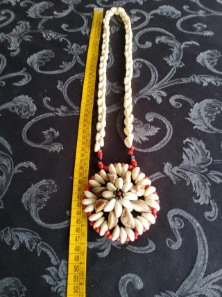 Collar de conchas y cuentas