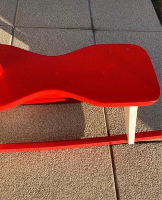 Caballito de madera rojo
