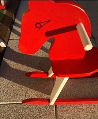 Caballito de madera rojo
