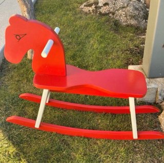 Caballito de madera rojo