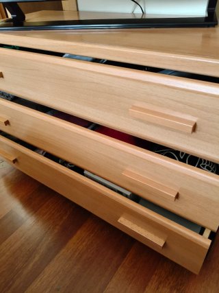 Cómoda de madera con 3 cajones