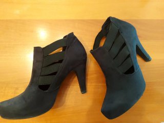 Scarpe scamosciate con tacco