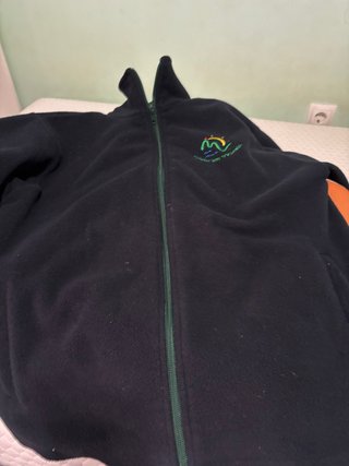 Sudadera negra con cremallera