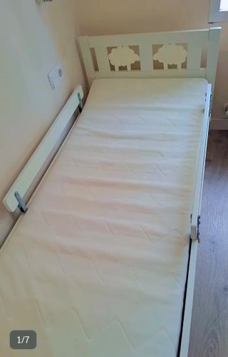 Cama infantil blanca con ovejas