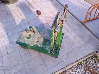 Antigua báscula de pesaje madera y hierro con 3pes