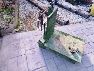 Antigua báscula de pesaje madera y hierro con 3pes