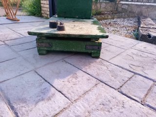 Antigua báscula de pesaje madera y hierro con 3pes