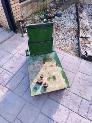 Antigua báscula de pesaje madera y hierro con 3pes