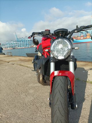 Ducati Monster 821 Roja y Blanca