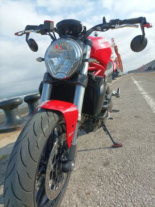 Ducati Monster 821 Roja y Blanca