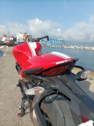Ducati Monster 821 Roja y Blanca