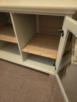 Mueble de comedor blanco y madera