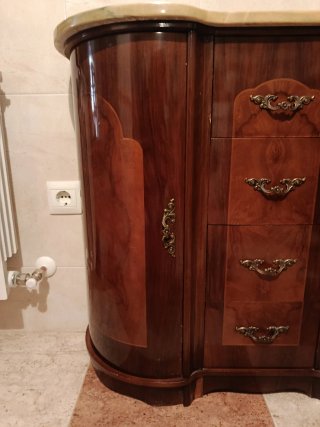 Mueble recibidor de madera con mármol