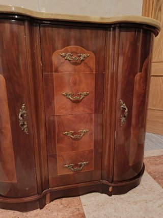 Mueble recibidor de madera con mármol