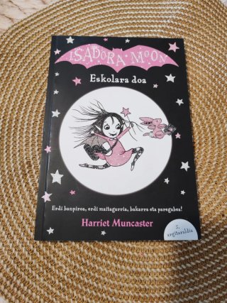 Libro: Isadora Moon Eskolara doa.