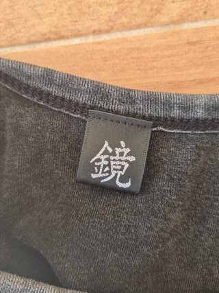 Crop top grunge emo gris con rosa