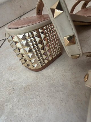Sandali donna beige con borchie oro