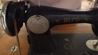 Antigua máquina de coser Alfa con mueble y caja