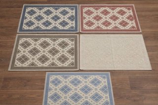 Tappeto beige e blu in tessuto