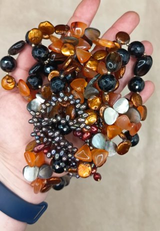 Collar largo piedras semipreciosas negro y naranja