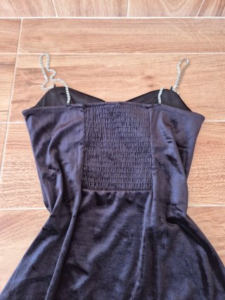 Vestido negro corto con tirantes joya