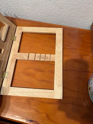 Lote de atriles: atril de madera y atril metálico