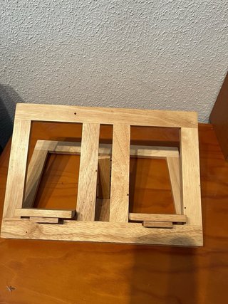Lote de atriles: atril de madera y atril metálico