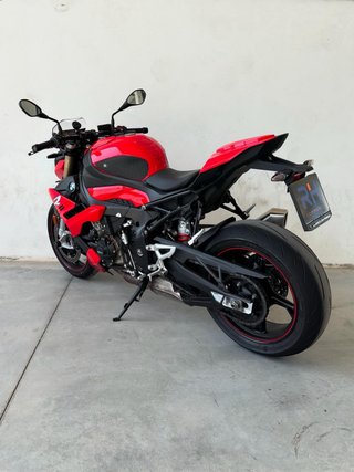 BMW S1000R Naked Roja y Negra