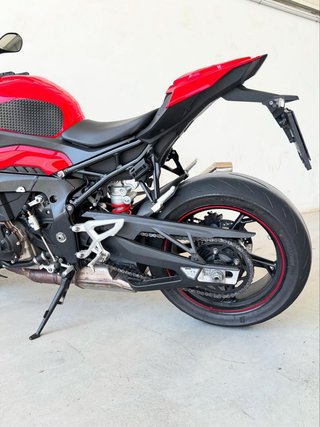 BMW S1000R Naked Roja y Negra